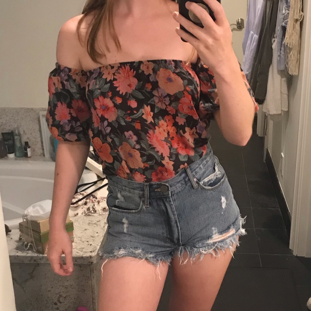 urban outfitters floral off the shoulder top🌸
